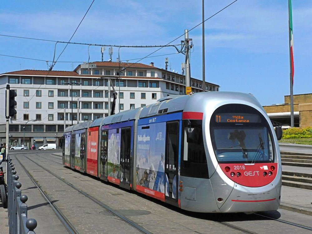 Un tram de la ligne T1 devant la gare Santa Maria Novella, à Florence