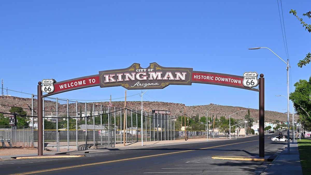Arche « Welcome to Kingman, Heart of Route 66 » enjambant une rue du centre historique de Kingman