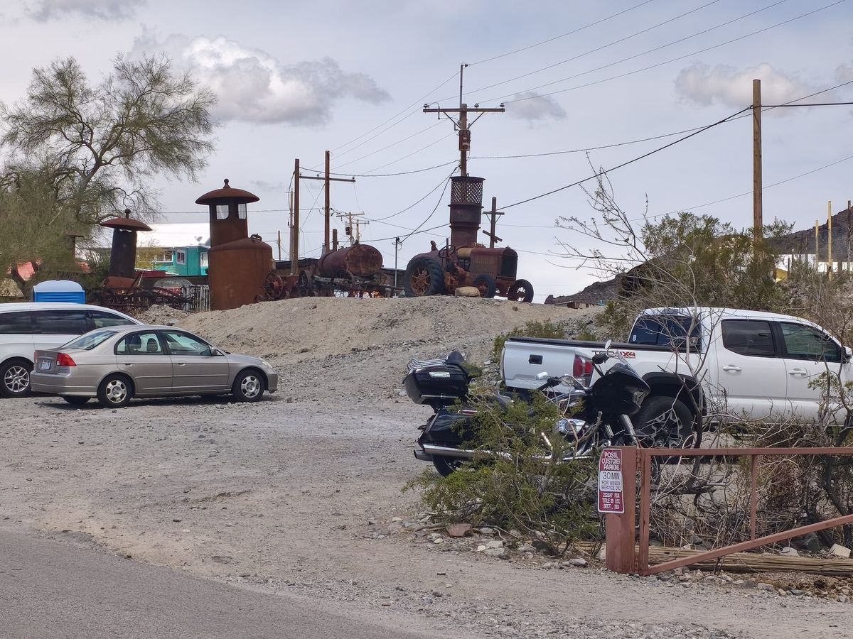 Vieilles machines rouillées exposées sur une butte à Oatman, Arizona