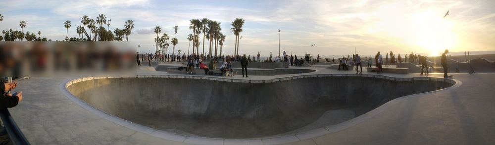 Le skatepark de Venice Beach et ses bassins en béton au coucher du soleil