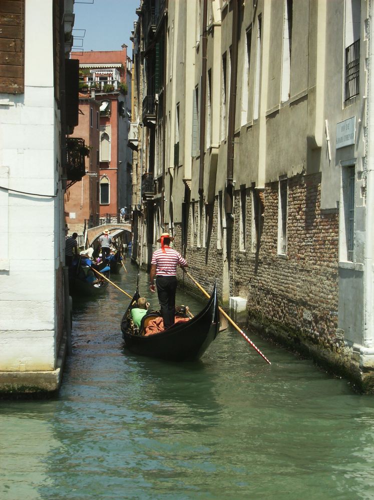 Une ruelle et un canal du quartier de San Marco, avec un gondolier, à Venise