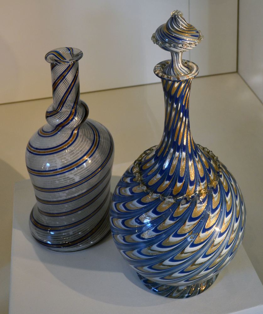 Carafes en verre de Murano exposées au musée du Verre